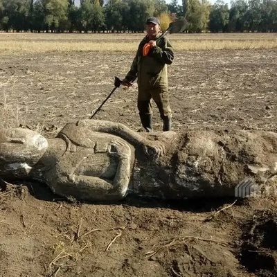A 3-Meter Statue Emerges From The Ground Instead Of Potatoes | Photo