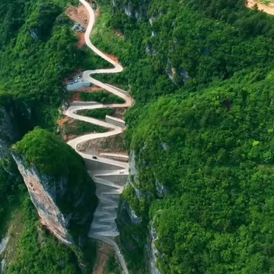 A Look at China’s Most Terrifying Road: A Route That Takes You to the Edge of Thrill and Fear — The Fine Line Between Life and Death + Video