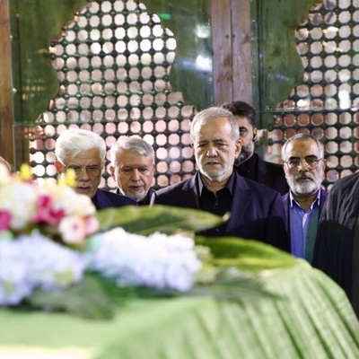 Pezeshkian recites Fatiha at the grave of Iran's fourth president on the second day of Government Week +photo