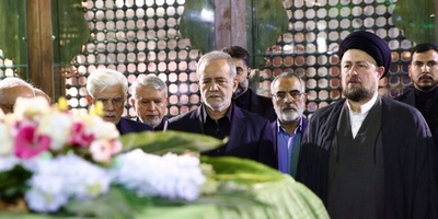 Pezeshkian recites Fatiha at the grave of Iran's fourth president on the second day of Government Week +photo