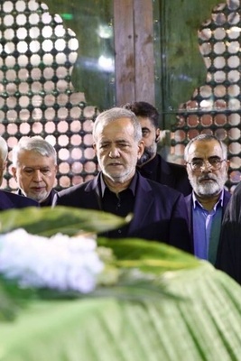 Pezeshkian recites Fatiha at the grave of Iran's fourth president on the second day of Government Week +photo