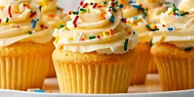 How to Make Soft and Delicious Vanilla Cupcakes with a Creative and Elegant Design for Girls' Day / Whether You Have an Oven or Not, You Can Make These Cupcakes at Home!
