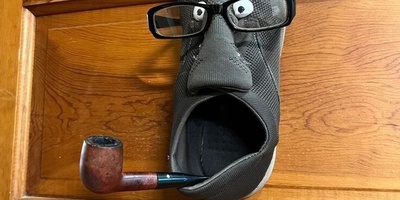 Unique Creativity Of An Innovative Coffee Shop Owner In Decorating The Walls And Doors Of His Shop With His Old Shoes + Photo / See What They Do To Attract Customers 👌