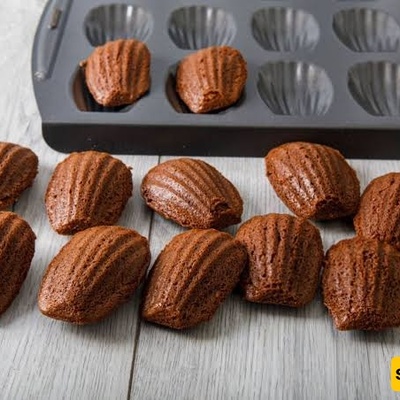 How to Make Chocolate Madeleines with a Soft, Sponge-Like Texture