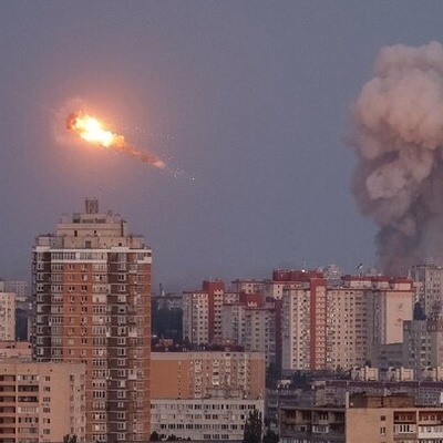 Russia Strikes Kyiv Ahead of Zelensky-Trump Meeting