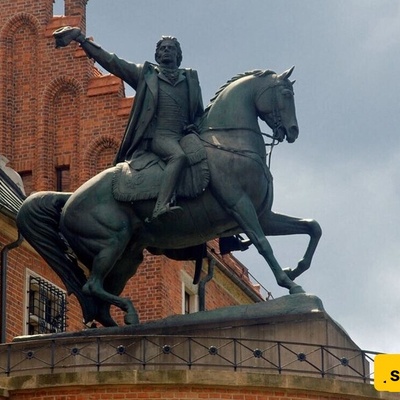 An Astonishing Discovery: A 400-Year-Old Gold Ring Treasure Found Beneath a Historical Statue