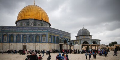 [VIDEO] Zionist Forces Force Attack On  Al Aqsa Mosque