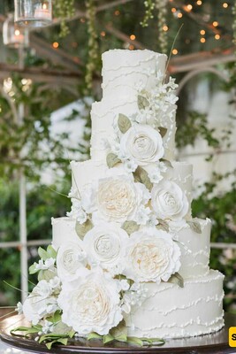 Bride Orders $900 Wedding Cake, Then Tries to Pay Only $50: Baker Shares Shocking Story