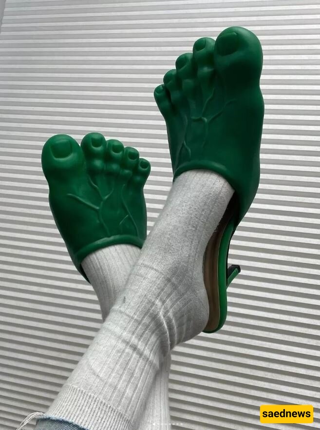 High-Heeled Plastic Slippers