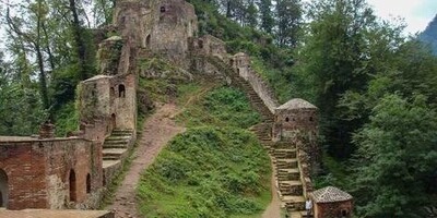 A Beautiful View of The Thousand Steps Castle / This Castle is like The Great Wall of China in Iran + video