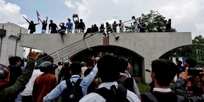 Nepali Police Fire Tear Gas, Rubber Bullets at Protesters outside Parliament