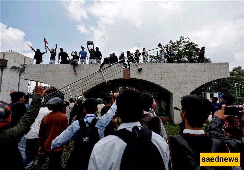 Nepali Police Fire Tear Gas, Rubber Bullets at Protesters outside Parliament