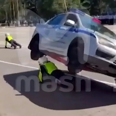 The Horrifying Moment a Car Fell on a Police Officer During a Live Stunt Show! / Video