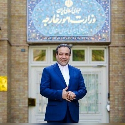 Araghchi Dropping His Glasses in Parliament, and Capturing This Moment by the Camera Photographer + Photo