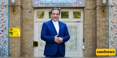 Araghchi Dropping His Glasses in Parliament, and Capturing This Moment by the Camera Photographer + Photo