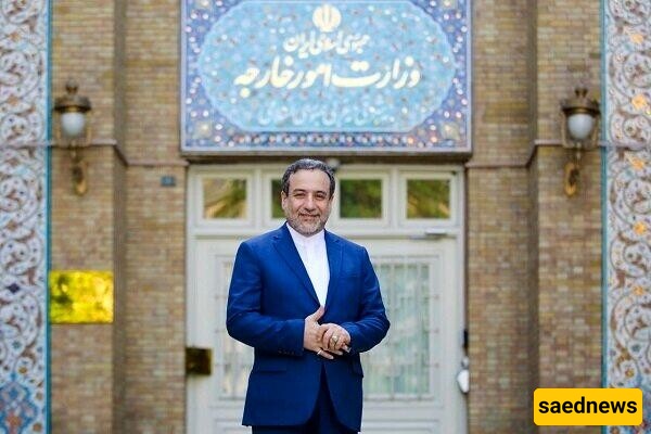 Araghchi Dropping His Glasses in Parliament, and Capturing This Moment by the Camera Photographer + Photo
