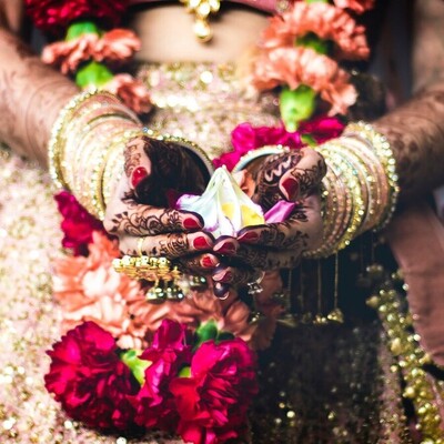Indian Comedian's Strange Gift to Bride and Groom Goes Viral!