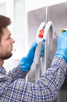 Make Your Fridge Shine: Easy Tricks Using Just a Few Simple Household Items!