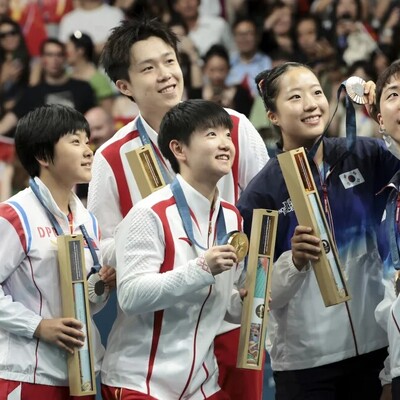 A Heartwarming Moment: The Impactful Podium Selfie of North and South Korean Athletes at the Olympics