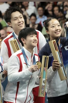 A Heartwarming Moment: The Impactful Podium Selfie of North and South Korean Athletes at the Olympics