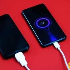 How to Transfer Battery Power Between Two Phones: Which Phones Support This Feature?