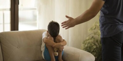 11 Common Parenting Mistakes Most Parents Make / Never Do These Behaviors in Front of Your Child