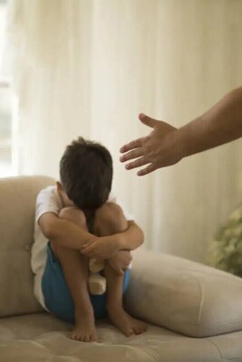 11 Common Parenting Mistakes Most Parents Make / Never Do These Behaviors in Front of Your Child