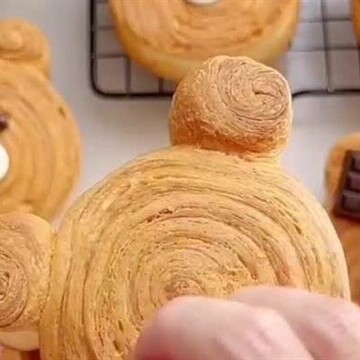 How to Make Delicious New York Croissants or New York Rolls with a Bear Design.