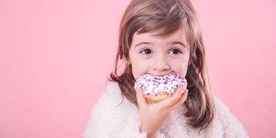 How to Deal With a Child Who Eats Too Many Sweets and Chocolates? / Warning Signs for Parents and Practical Solutions