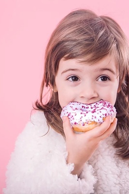 How to Deal With a Child Who Eats Too Many Sweets and Chocolates? / Warning Signs for Parents and Practical Solutions