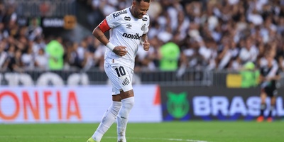 Neymar Forced Off Pitch for One Minute Under Brazil League’s New Rule