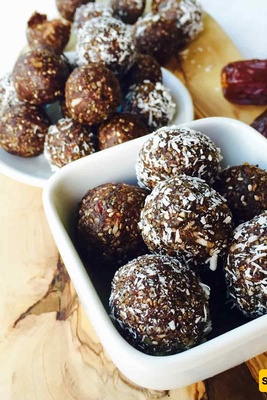 Walnut and Date Dessert for a Simple Homemade Snack