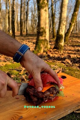 Video | How to Make a Delicious Homemade Cheeseburger with Baguette Bread by the River in Pristine Nature