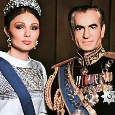 (Photo) A Look at Farah Pahlavi’s Crown During a Time When People Were Struggling for Daily Bread — Made with Diamonds and Rubies, Weighing 1 Kilogram!
