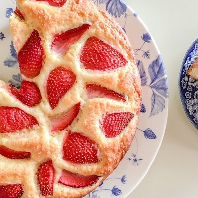 Whip Up a Strawberry Cake in No Time: Step-by-Step Guide to a Delicious Treat