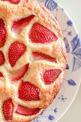 Whip Up a Strawberry Cake in No Time: Step-by-Step Guide to a Delicious Treat