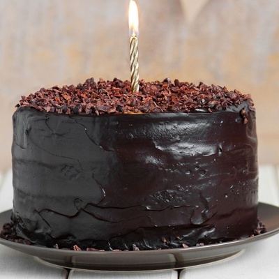 How to Make a Chocolate Cake with Irresistible Ganache Topping + Photos