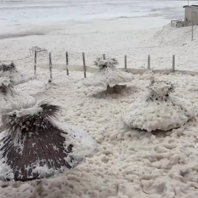Terrifying Disaster Brought by Nature Upon Argentina / Apocalyptic Scenes of Foam Flooding the Coast