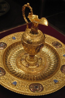 Unveiling the Jeweled Royal Chamber Pot and Basin in Pure Gold at Tehran’s Jewelry Museum, Belonging to Fath-Ali Shah Qajar [Photos]
