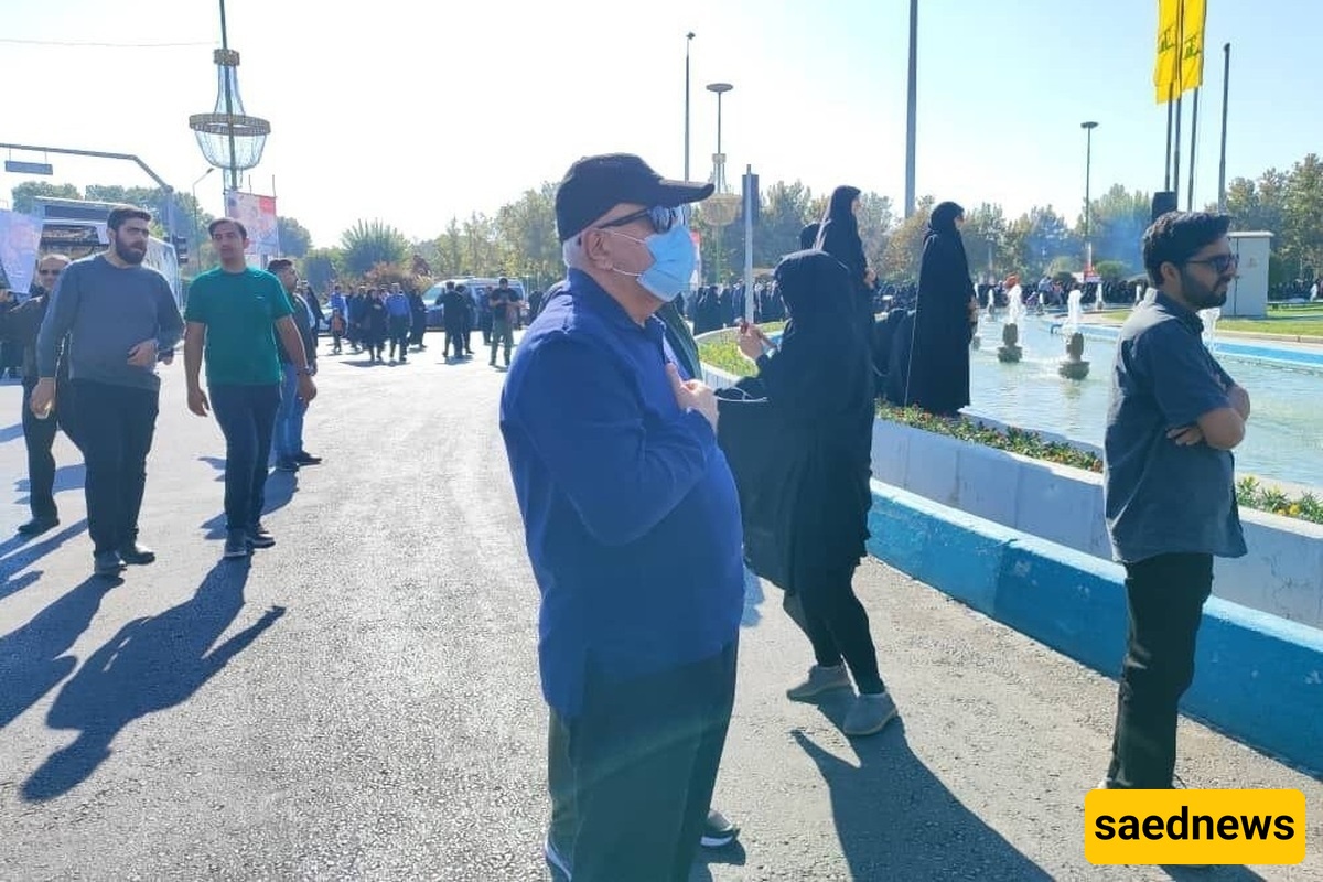 Zarif Reemerges in Style: Former Foreign Minister Attends Funeral of Iranian Martyrs in Casual Attire