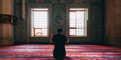 Ruling on Closing One’s Eyes During Prayer According to the Supreme Leader’s Fatwa