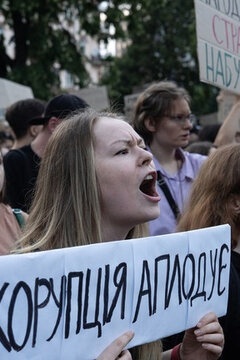Protesters Chant ‘Zelensky Is The Devil’ In Kiev
