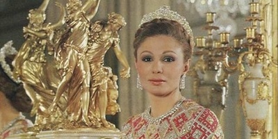A look at Farah's wedding dress and other such outfits worn by women of the Pahlavi court in Sa'dabad Palace/The world of fashion at the service of Pahlavi's wicked women
