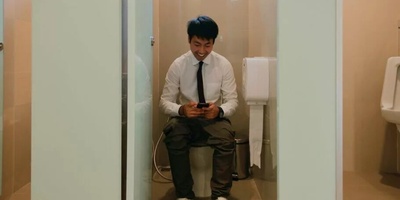 The Dangerous Risks of Sitting on the Toilet for More Than 10 Minutes