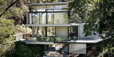 California’s Floating House / A Symbol of Innovation in Modern Architecture