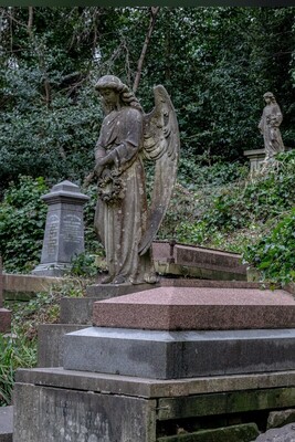 Fascinating Secrets of Highgate Cemetery: Must-See Graves and Hidden Stories