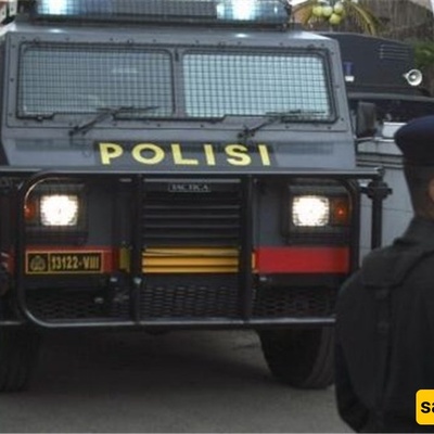 Indonesian Police Clash with Protesters against Parliamentarians' Salaries