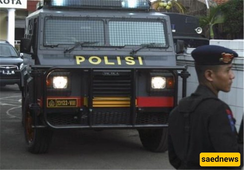 Indonesian Police Clash with Protesters against Parliamentarians' Salaries