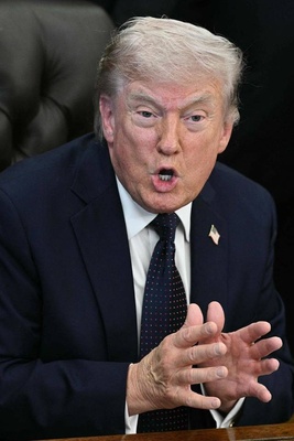 Democrats Move to Curb Trump’s War Powers After Oman Threat