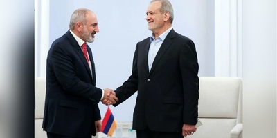Iran’s President Officially Welcomed in Armenia, Bilateral Talks Begin